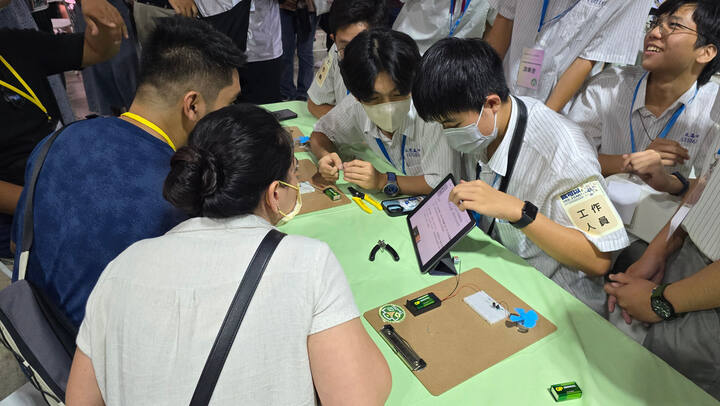 教育節策展：我用平板向來訪的民眾解說半導體。