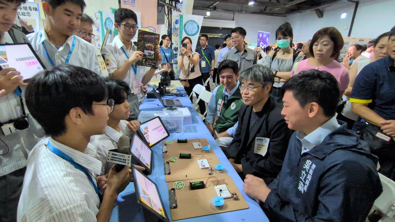 2025/05/25 高雄教育節，向教育局長吳立森與市議員林智鴻等來賓簡報專題。