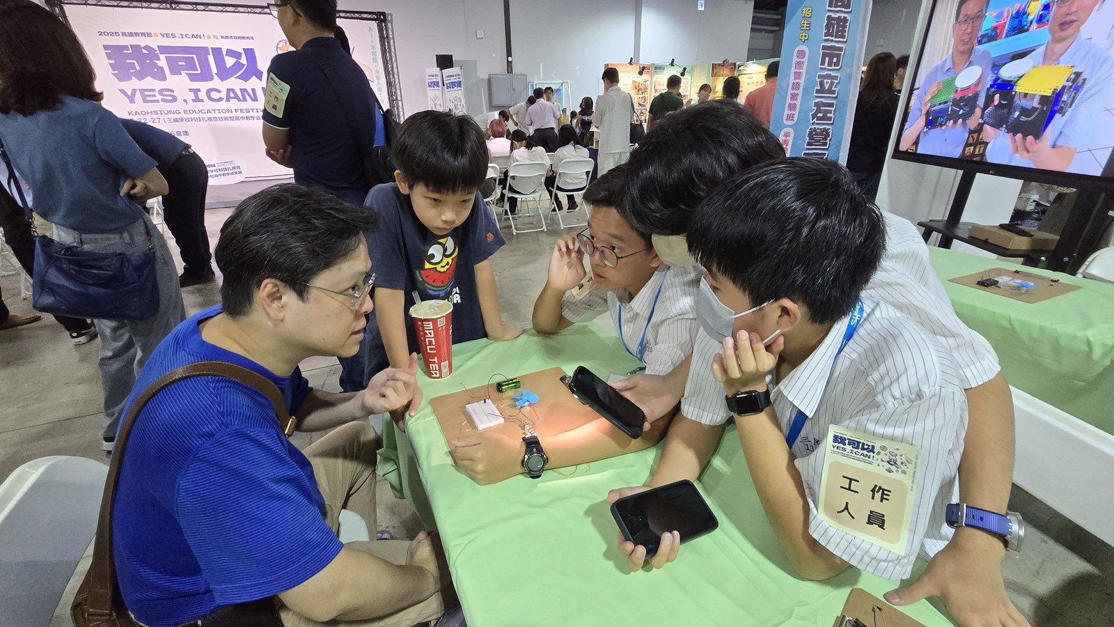 引導親子民眾動手操作光敏電阻控制風扇，把電路原理講成生活語言。
