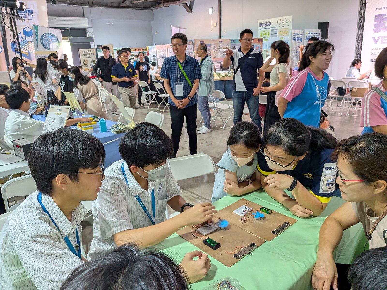 2025/05/25 接受評選委員陳潔儀課督與現場親子提問，即席回答。
