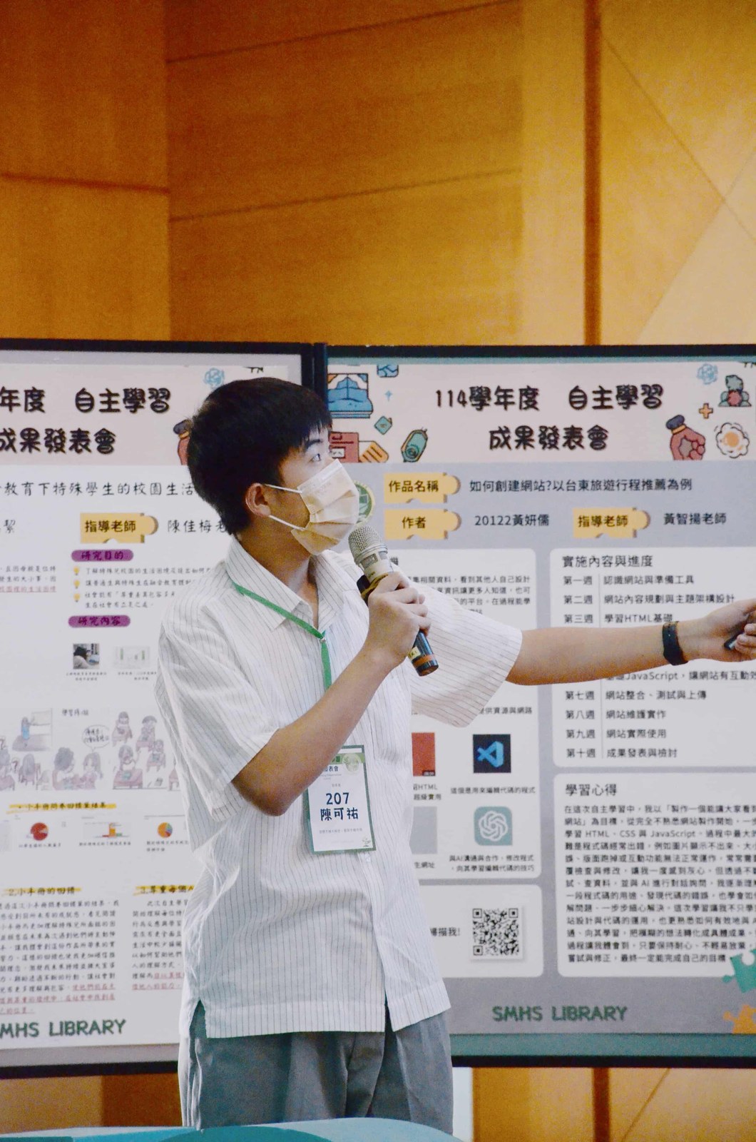 114 學年度校內自主學習成果發表會，於專題海報前手持麥克風解說系統設計理念與實作歷程。