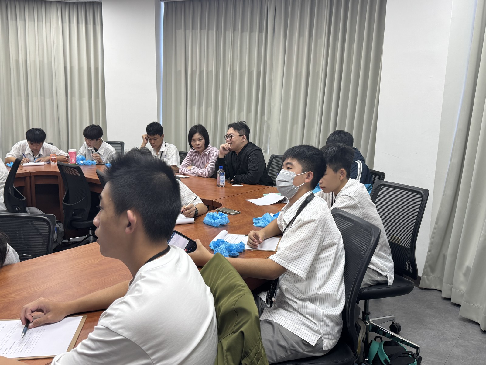 2024/12/06 圓桌產學座談，一邊聽專家說明一邊填寫參訪學習單。