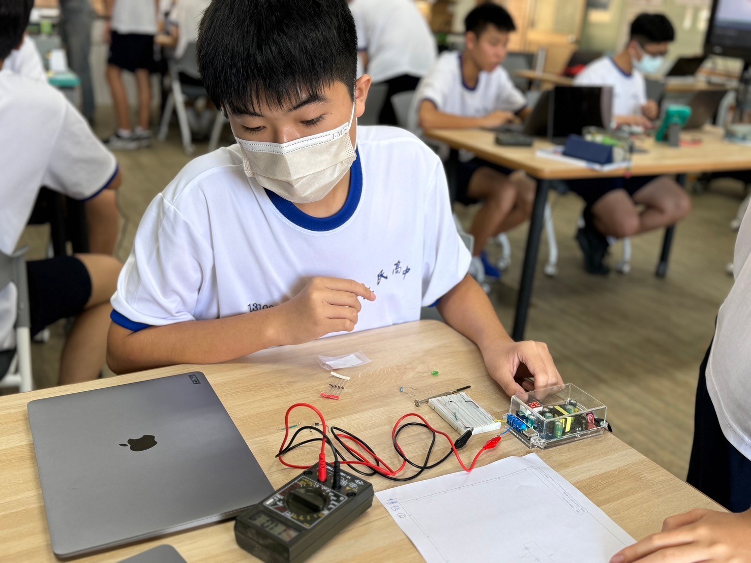 以三用電表量測麵包板上 LED 與電阻的分壓，讀取二極體順向偏壓。