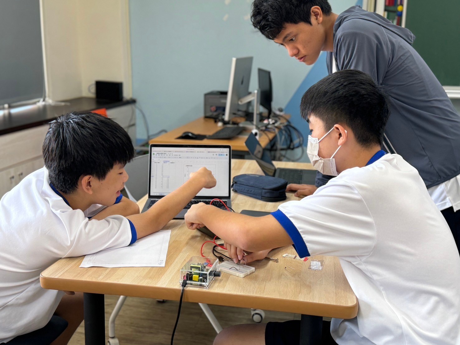 半導體概論課堂實驗：三人小組操作麵包板並以試算表繪製二極體 I-V 特性曲線。