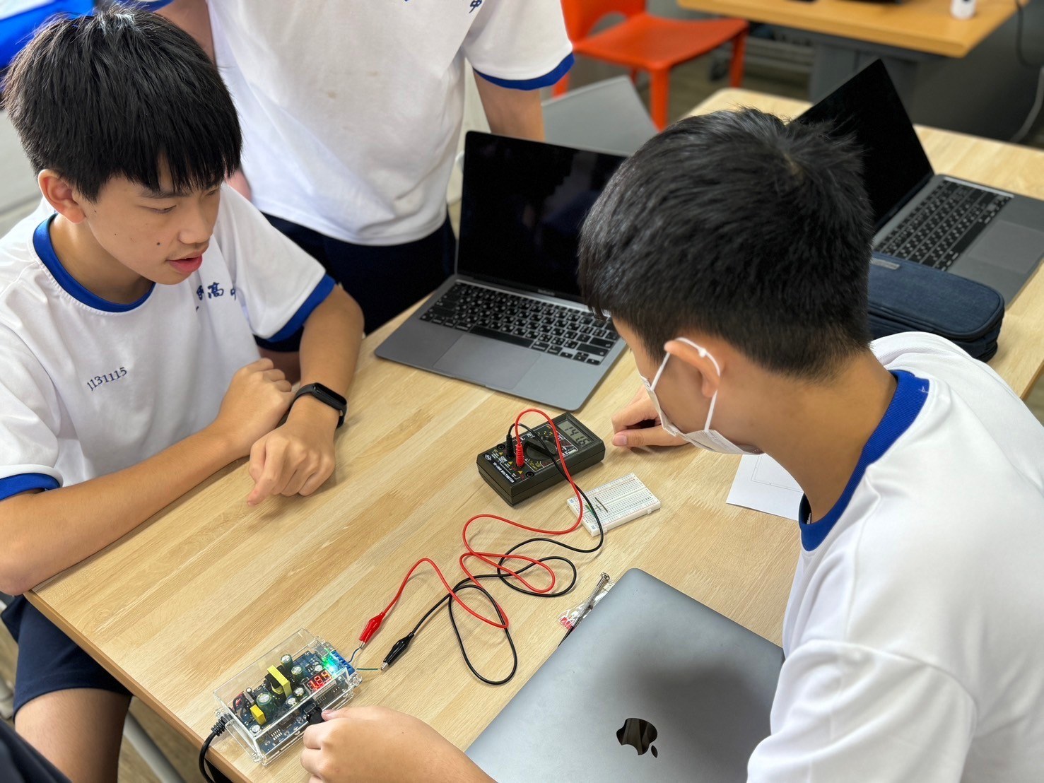 對照電路圖接線並操作直流電源模組，逐點檢查供電與接觸不良處。