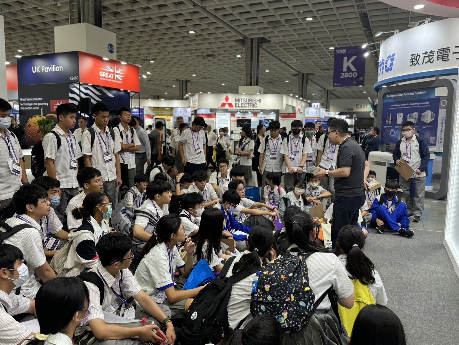 2024/09/06 SEMICON 展場，席地聆聽致茂電子工程師介紹測試機台與量測技術。