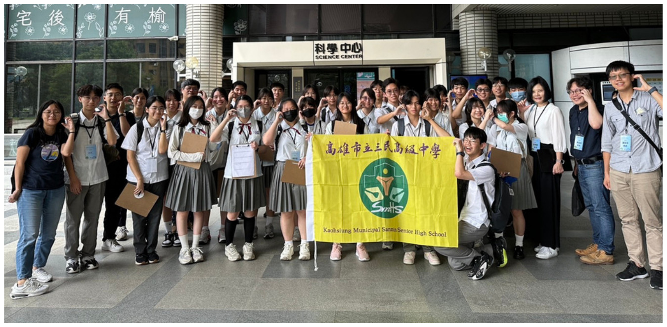 進階半導體課程校外參訪，全班於國立自然科學博物館科學中心門口手持三民高中校旗合影。