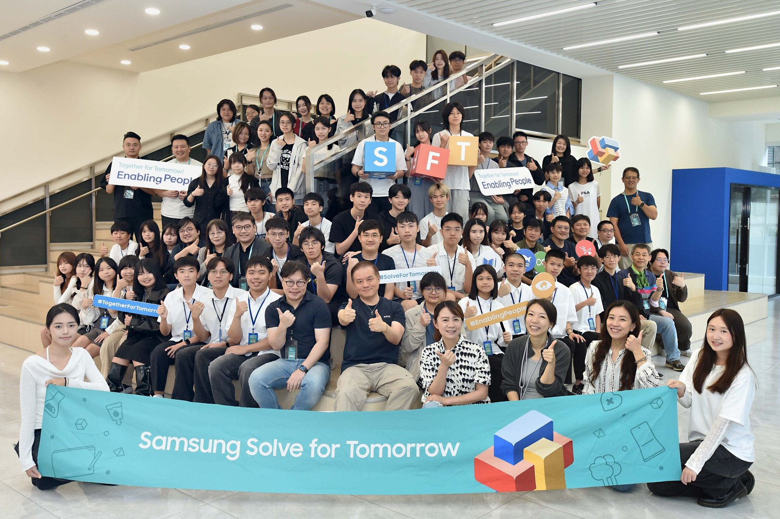 第七屆三星 Solve for Tomorrow 決賽入圍團隊，於主視覺布條前全體合影。