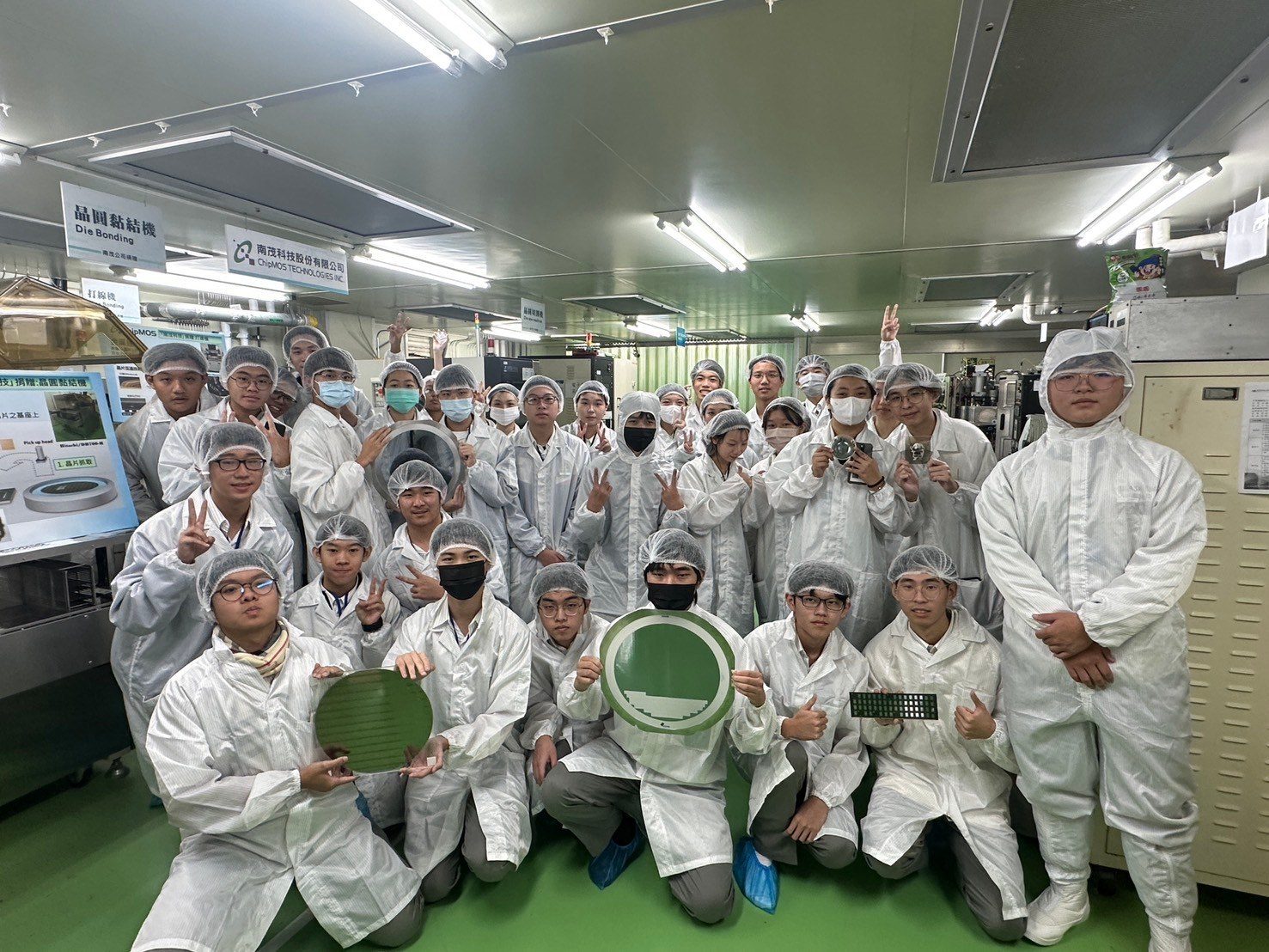 2024/12/27 南臺科技大學半導體中心，全體著全套無塵衣於晶粒黏著機前合影。