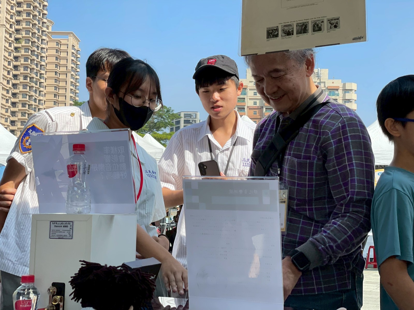 2025/12/13 高雄大學科學日 USR 成果展，向大學教授解說運算放大器在音響電路的應用。