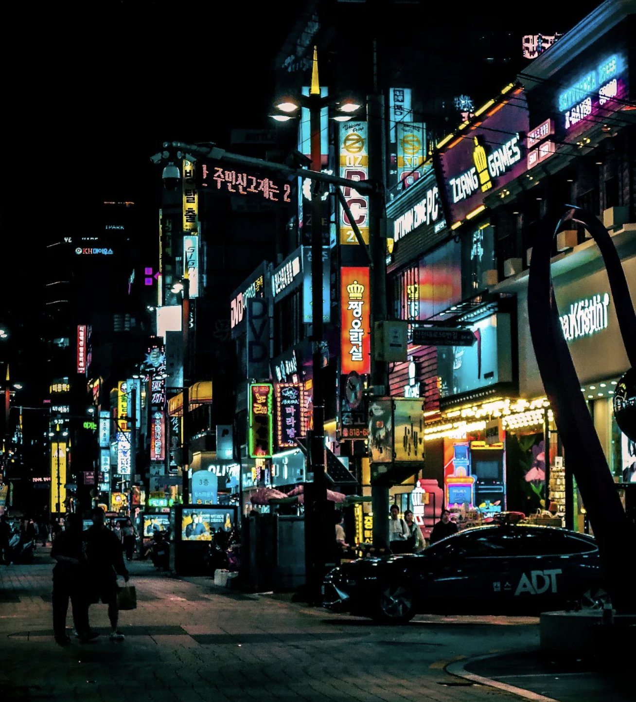 釜山夜間街拍，霓虹招牌構成的日系色調街景