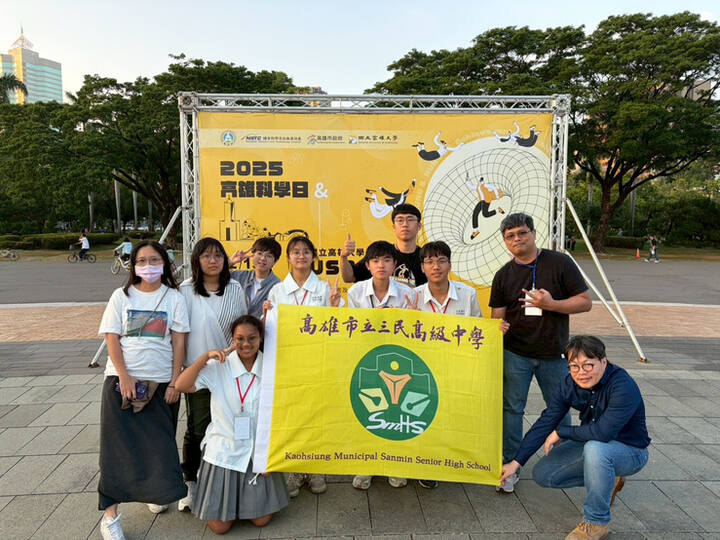 代表學校參與的合影。